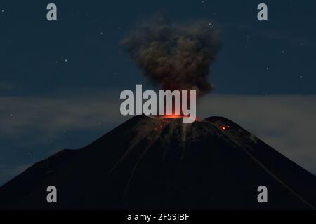 Eruzione notturna del vulcano Reventador - Provincia di Napo, Ecuador Foto Stock