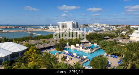 Cuba, Varadero, Cuba, Varadero, Vista sulla piscina dell'Hotel Barcelo verso Varadero Marina e l'Hotel Meliá Marina Varadero Foto Stock