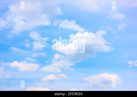 Il cielo blu con nuvole bianche - sfondo con lo spazio per il tuo testo Foto Stock