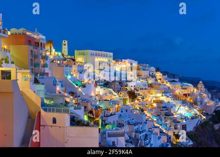 Santorini di notte, Grecia. Paesaggio con Fira città al tramonto, vista panoramica Foto Stock