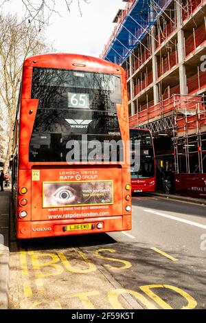 Londra UK, marzo 25 2021, Red Public Transport Double Decker Bus parcheggiato a UNA fermata dell'autobus senza persone Foto Stock