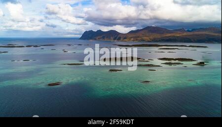 Caravan guida nella foresta d'autunno 04 Foto Stock