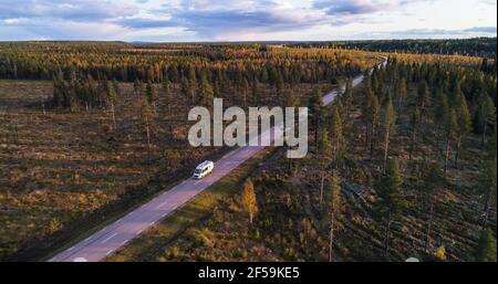 Caravan guida nella foresta d'autunno 0 Foto Stock