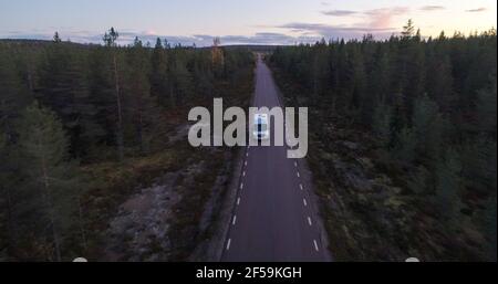 Caravan guida nella foresta d'autunno 03 Foto Stock