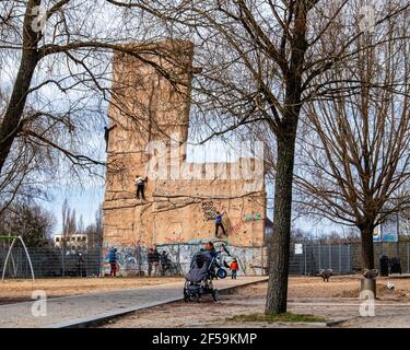 Parete di arrampicata all'estremità settentrionale del Mauerpark, Prenzlauer Berg, Berlino. È gestito dal Club Alpino tedesco. Parete esterna di Bouldering Foto Stock