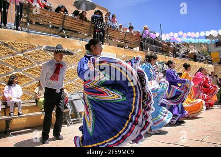 SAN LUIS Potosì, MONACO - 10 agosto 2016: Ballerini messicani con abiti tipici colorati San Luis Potosi Messico circa 2016 Foto Stock