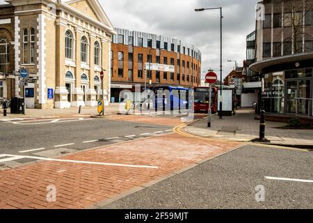 Londra UK, Marzo 25 2021, trasporto pubblico autobus a un piano che guida lungo le strade vuote, Wirth No People Foto Stock