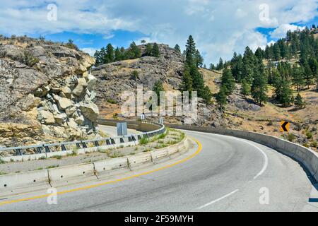 Svolta stretta sulla strada di montagna nella valle di Okanagan, British Columbia. Foto Stock