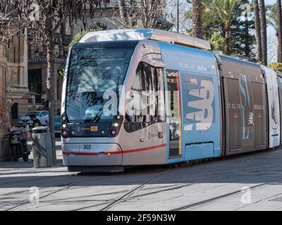 Un tram CAF Urbos 3 che opera sulla linea tramviaria della metropolitana Centro a Siviglia, Spagna. Foto Stock