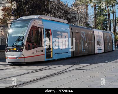 Un tram CAF Urbos 3 che opera sulla linea tramviaria della metropolitana Centro a Siviglia, Spagna. Foto Stock