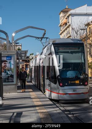 Un tram CAF Urbos 3 che opera sulla linea tramviaria della metropolitana Centro a Siviglia, Spagna. Foto Stock