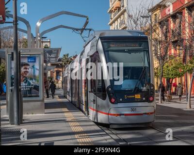 Un tram CAF Urbos 3 che opera sulla linea tramviaria della metropolitana Centro a Siviglia, Spagna. Foto Stock