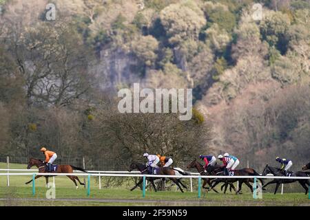 Chester Williams Riding Galice Macalo (a sinistra) guidare tutto il senso vincere il mese di storia delle donne oliversbookshop.co.uk l'ostacolo dei novizi del Mares 'all'ippodromo di Chepstow. Data immagine: Giovedì 25 marzo 2021. Foto Stock