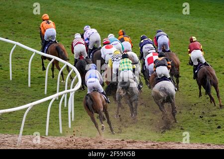 Chester Williams Riding Galice Macalo (a sinistra) guidare tutto il senso vincere il mese di storia delle donne oliversbookshop.co.uk l'ostacolo dei novizi del Mares 'all'ippodromo di Chepstow. Data immagine: Giovedì 25 marzo 2021. Foto Stock