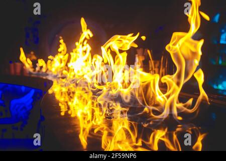 Fuoco di fiamma su sfondo bar bancone nightclub. Foto Stock