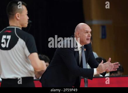 (210325) -- ZHUJI, 25 marzo 2021 (Xinhua) -- Coach Neven Spahija (R) of Shanghai Sharks Gestures durante la 48a partita tra Shanghai Sharks e Shenzhen Aviators alla stagione 2020-2021 della Chinese Basketball Association (CBA) League a Zhuji, provincia di Zhejiang, 25 marzo 2021. (Xinhua/Meng Yongmin) Foto Stock