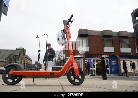 File photo datato 24/02/21 di un e-scooter a Jesmond, Newcastle, dove una flotta di 250 scooter elettrici arancioni è stata aperta al pubblico a Newcastle. Sei imputati stanno comparendo oggi alla Corte dei Magistrati di Tyneside del Nord, accusati di un'offesa alla guida di bevande mentre guidano un e-scooter. Il primo, studente Joseph Vesey, 22 anni, ha ammesso la guida con bevande ed è stato vietato di guidare per 12 mesi e ha ordinato di pagare una multa, costi e un supplemento per un totale di £239. Data di emissione: Giovedì 25 marzo 2021. Guarda la storia della Pennsylvania COURTS Scooters. Foto di credito dovrebbe leggere: Owen Humphreys / PA filo Joseph Vesey, 22, è stato stappe Foto Stock