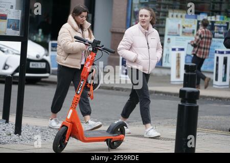 File photo datato 24/02/21 di un e-scooter a Jesmond, Newcastle, dove una flotta di 250 scooter elettrici arancioni è stata aperta al pubblico a Newcastle. Sei imputati stanno comparendo oggi alla Corte dei Magistrati di Tyneside del Nord, accusati di un'offesa alla guida di bevande mentre guidano un e-scooter. Il primo, studente Joseph Vesey, 22 anni, ha ammesso la guida con bevande ed è stato vietato di guidare per 12 mesi e ha ordinato di pagare una multa, costi e un supplemento per un totale di £239. Data di emissione: Giovedì 25 marzo 2021. Guarda la storia della Pennsylvania COURTS Scooters. Foto di credito dovrebbe leggere: Owen Humphreys / PA filo Joseph Vesey, 22, è stato stappe Foto Stock