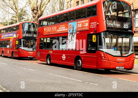 Londra UK, marzo 25 2021, due veicoli Red Double Deck Public Transport Bus parcheggiati senza persone Foto Stock