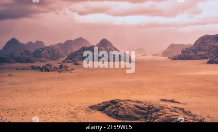 Tempesta e nuvole di pioggia sul paesaggio desertico di Wadi Rum in Giordania Foto Stock