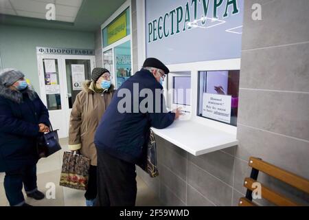 KHARKIV, UCRAINA - 25 MARZO 2021 - durante la campagna di vaccinazione COVID-19, gli anziani vengono visti alla reception dei Policlinici di Kharkiv N20, Foto Stock