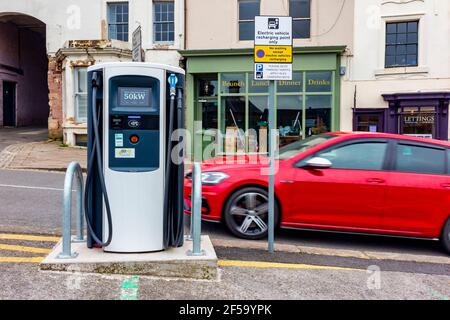 Punto di ricarica per veicoli elettrici per auto in un parcheggio Nel centro di Wirksworth una città nel Derbyshire Dales area del Peak District Inghilterra UK Foto Stock
