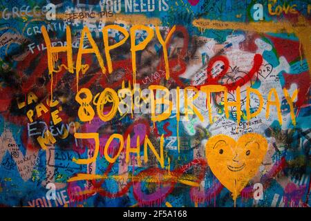 John Lennon´s muro graffiti durante la pandemia di Covid 19 - con segno felice 80 ° compleanno Giovanni, a Praga, Repubblica Ceca, 5 gennaio 2020. (Foto/Mart. CTK Foto Stock