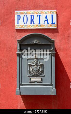 Postbox in legno vecchio stile sulla parete a Tudela, Spagna Foto Stock