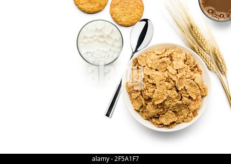 Vista dall'alto ciotola con fiocchi di mais integrali con latte su sfondo bianco Foto Stock