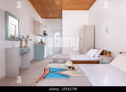 Interni bianchi in stile classico della camera doppia dell'hotel, bagno, cucina armadio modulo in uno spazio unico di piccolo studio moderno appartamento con peccato Foto Stock