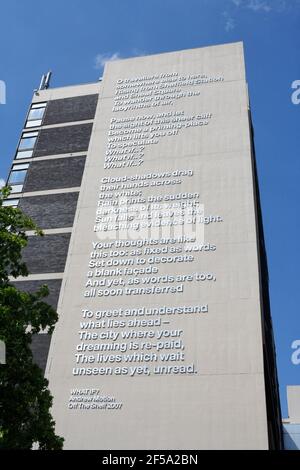 Che cosa se? Poesia sul lato di Owen edificio a Sheffield Hallam University Foto Stock