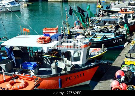 Barche ormeggiate in Brighton Marina Foto Stock