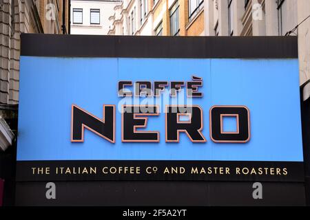 Caffè Nero segno, una casa di caffè inglese in stile italiano, in Market Street, Manchester, Inghilterra, Regno Unito. Foto Stock