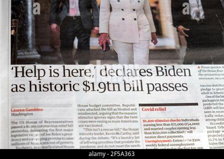 ' 'Help is Here' dichiara Biden come storico €1.9tn Bill passa' giornale Guardian titolo US Covid 19 supporto articolo 11 marzo 2021 a Washington Foto Stock