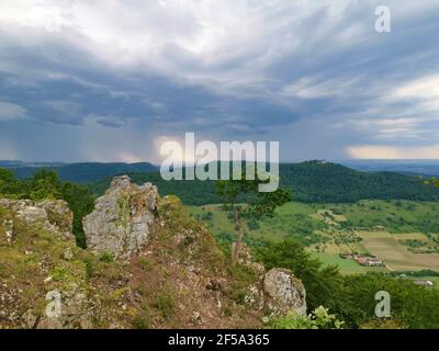 Breitenstein e Castello di Teck nella tempesta estiva Foto Stock