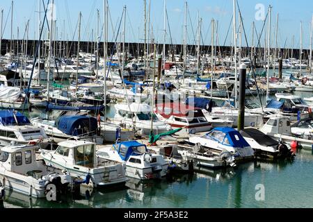 Barche ormeggiate in Brighton Marina Foto Stock