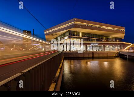 La ferrovia leggera che passa dalla casa della cultura Dokk1 ad Aarhus, Danimarca Foto Stock