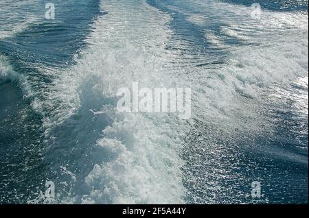 Potente flusso d'acqua dopo motoscafo. Sentiero sulla superficie dell'acqua dietro di motoscafo veloce movimento. Fantastica vista sul mare azzurro. wallpa astratta Foto Stock