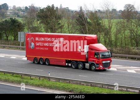 Un camion Royal Mail sull'autostrada M40, Warwick, Regno Unito Foto Stock