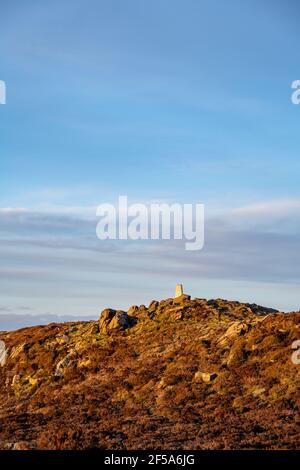 Punto di trigonometria in cima alle Roaches al tramonto nello Staffordshire, Peak District National Park, Regno Unito. Foto Stock