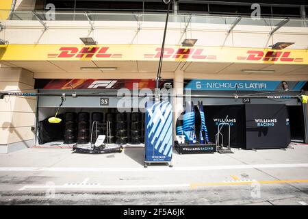 Sakhir, Bahrein. 25 Maggio, 2021.Williams Racing pit garage. Gran Premio del Bahrain, giovedì 25 marzo 2021. Sakhir, Bahrein. Credit: James Moy/Alamy Live News Foto Stock