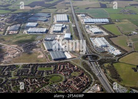 Vista aerea a ovest dell'industria e dei magazzini (tra cui Amazon, Asda e Royal Mail) allo svincolo 8 della M62 a Burtonwood a nord di Warrington Foto Stock