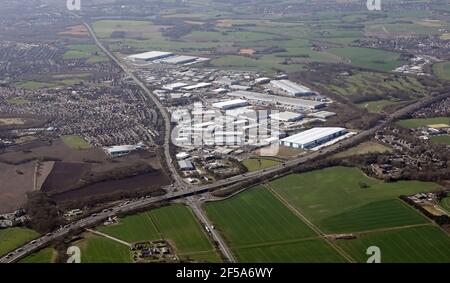 Vista aerea da est guardando attraverso la M6 verso le zone industriali di Haydock Cross e Haydock Lane, Old Boston Trading Estate Foto Stock