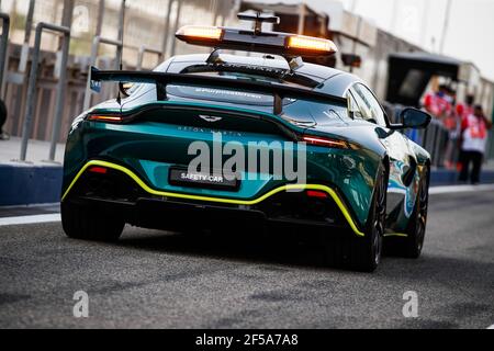 La nuova Aston Martin Safety Car durante il Gran Premio del Bahrain di Formula 1 del Golfo 2021 dal 26 al 28 marzo 2021 sul circuito Internazionale del Bahrain, a Sakhir, Bahrain - Foto Florent Gooden / DPPI Foto Stock