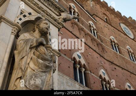 Particolare di Palazzo pubblico in Piazza del campo, Siena, Toscana, Italia. Foto Stock