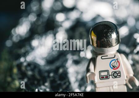 Studio di pile di vari giocattoli e figurine. Foto Stock