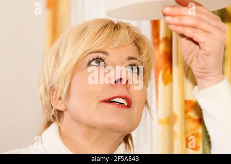 Donna fa stretching esterno con il suo personal trainer su un grande giorno d'estate Foto Stock