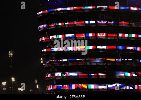 Sakhir, Bahrein. 25 Marzo 2021. Circuito atmosfera - edificio illuminato. Gran Premio del Bahrain, giovedì 25 marzo 2021. Sakhir, Bahrein. 25.03.2021. Campionato del mondo Formula 1, Rd 1, Gran Premio del Bahrain, Sakhir, Bahrain, Giorno di preparazione. Il credito fotografico dovrebbe essere: XPB/immagini dell'associazione stampa. Credit: XPB Images Ltd/Alamy Live News Foto Stock