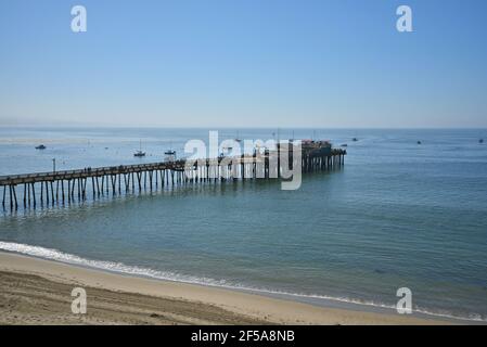 Mare con vista panoramica del molo di Capitola e del molo di Santa Cruz, California USA. Foto Stock