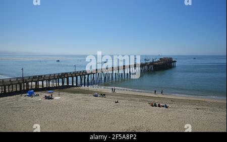 Mare con vista panoramica del molo di Capitola e del molo di Santa Cruz, California USA. Foto Stock